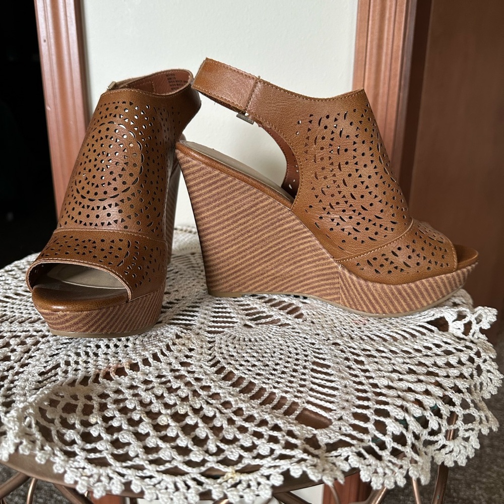Me Too Womens Myra Open Toe & Heel Bohemian Laser Cut Wedge Sandals Tan